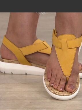 Naturalizer Lincoln flat Thong sandals in Mustard yellow leather SIZE 8 NWT
